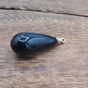 Black Teardrop Pendant with Gold-Tone Cap P410